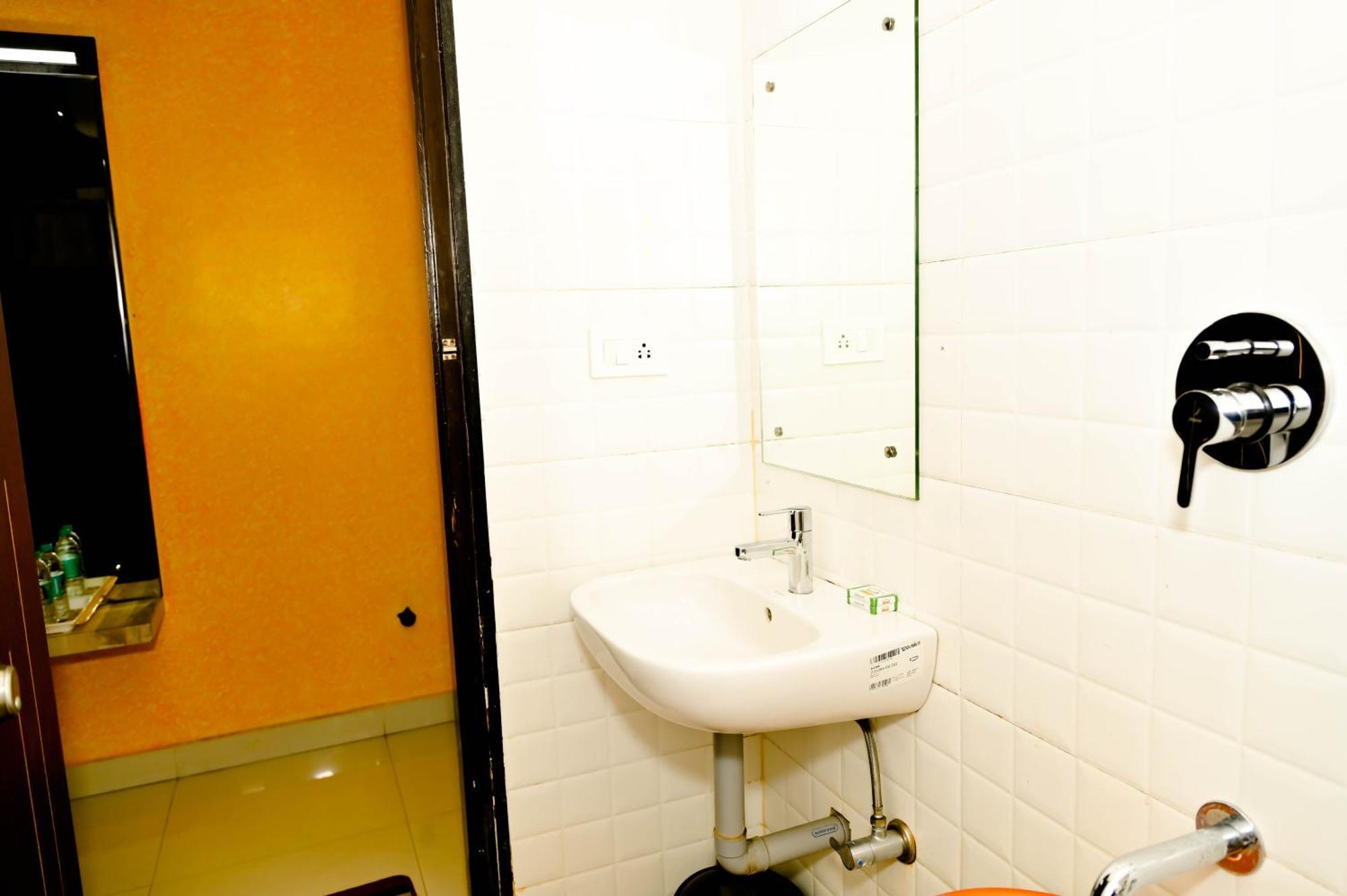 Townhouse Mk Hotell Chikmagalūr Exteriör bild